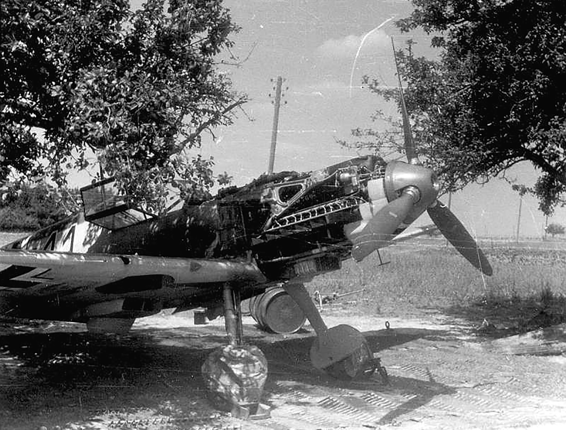 Messerschmitt Bf 109E1 Black 11 unknown unit undergoing maintanence 01