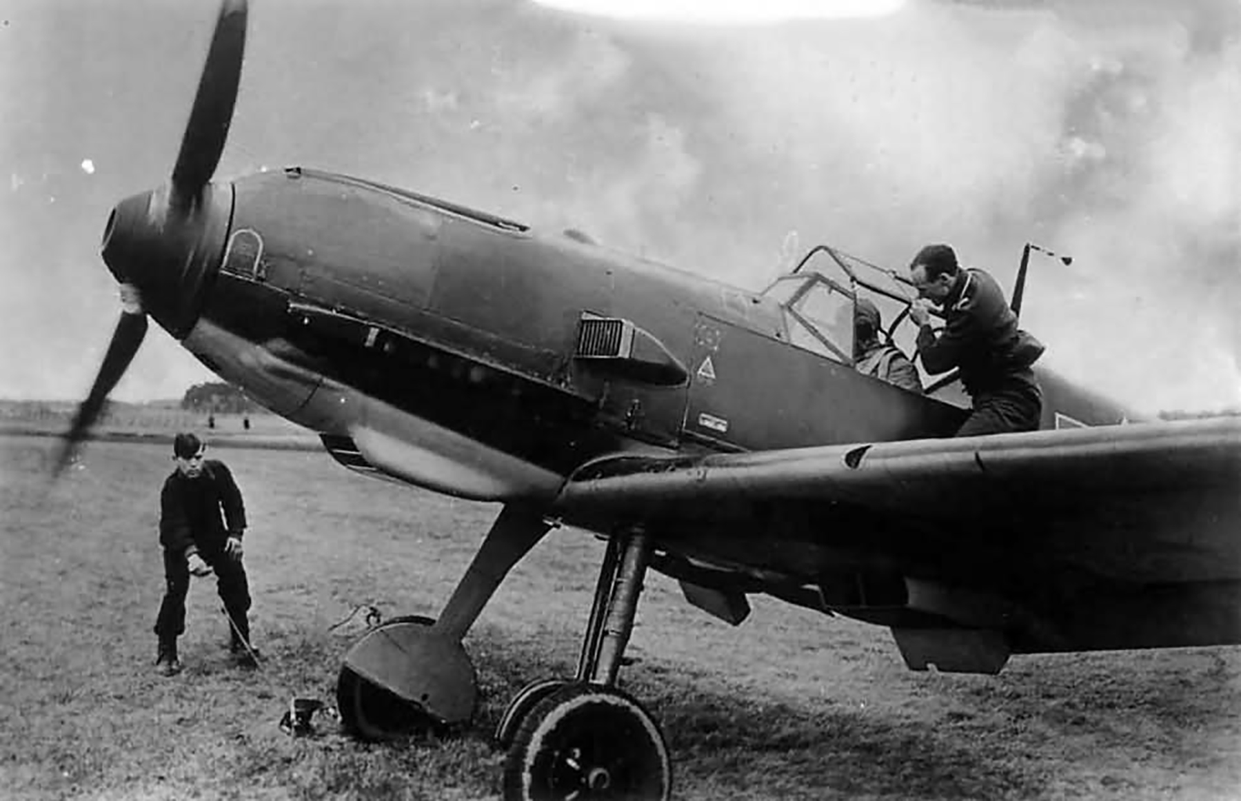 Messerschmitt Bf 109E1 Red 7 showing early camouflage Germany 1939 01