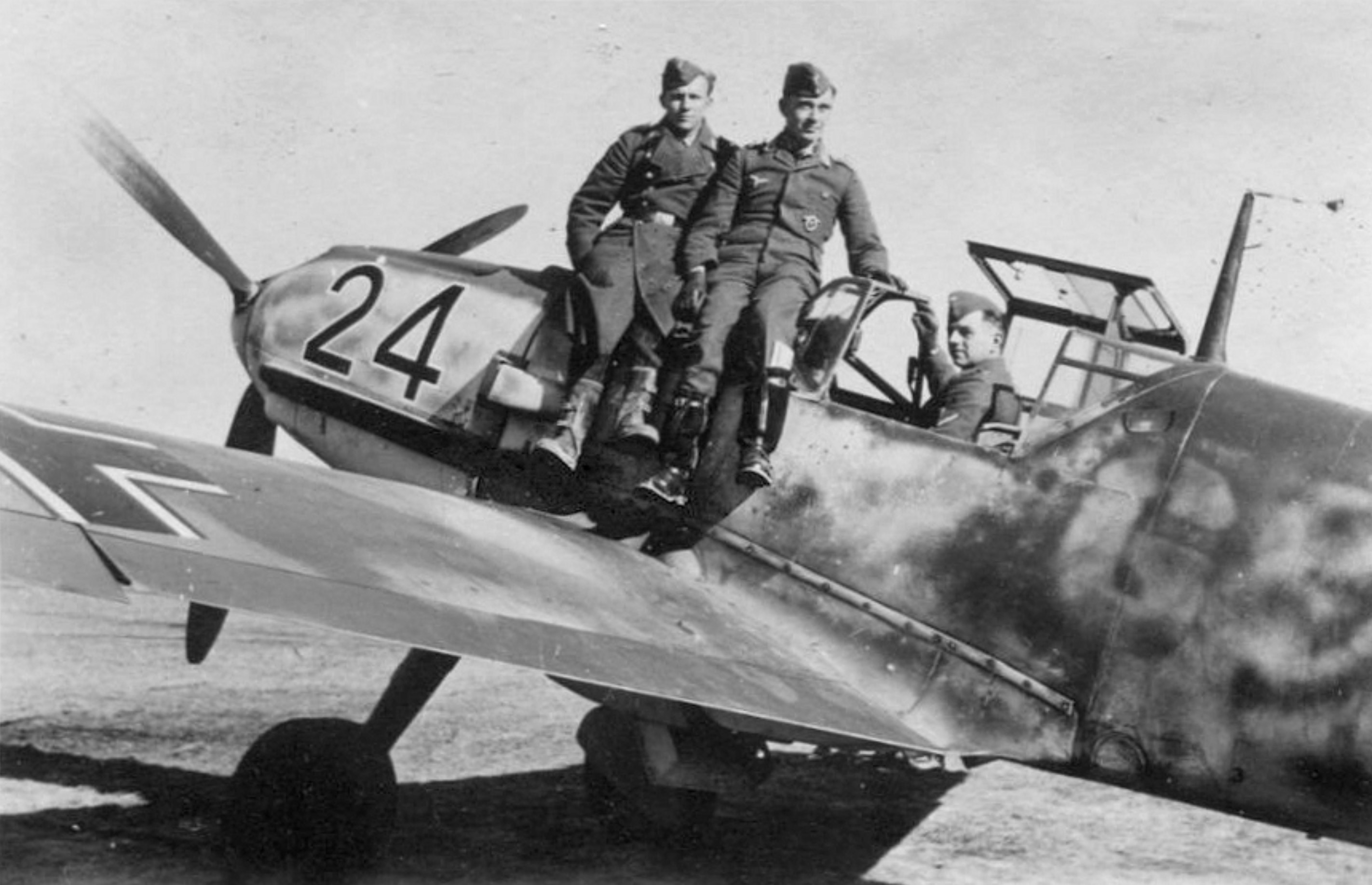 Messerschmitt Bf 109E4 JGxx unknown Black 24 dispersal area eBay 01