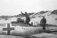 Asisbiz Messerschmitt Bf 109E4 white 5 fuel shortage forced landed french beach 1940 01