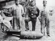 Asisbiz Aircrew Luftwaffe ground grew from Erprobungsgruppe 210 pose with a SC250 bomb France 1940 01