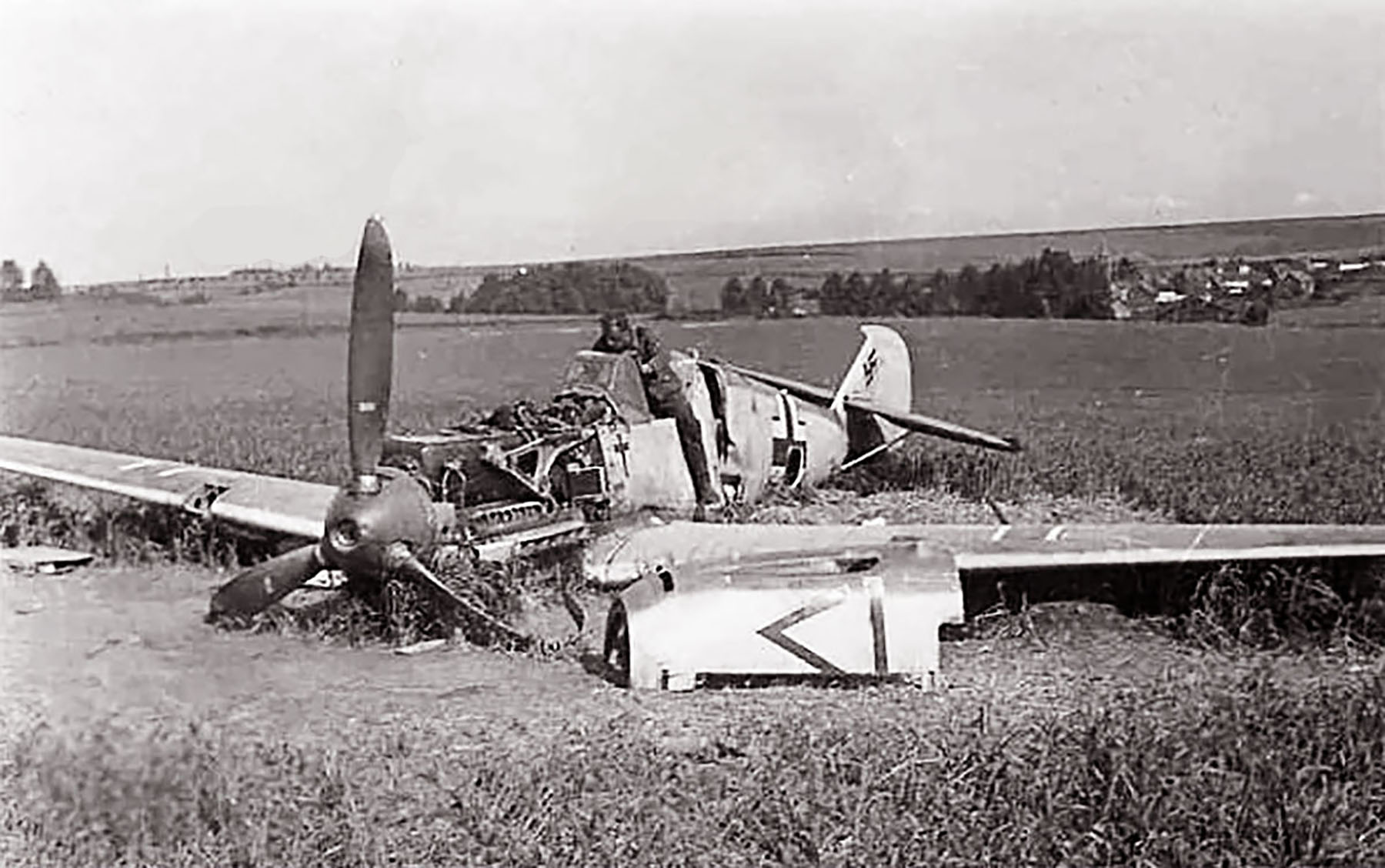 Messerschmitt Bf 109E3 Stab I.JG1 chevron bar force landed 1940 01