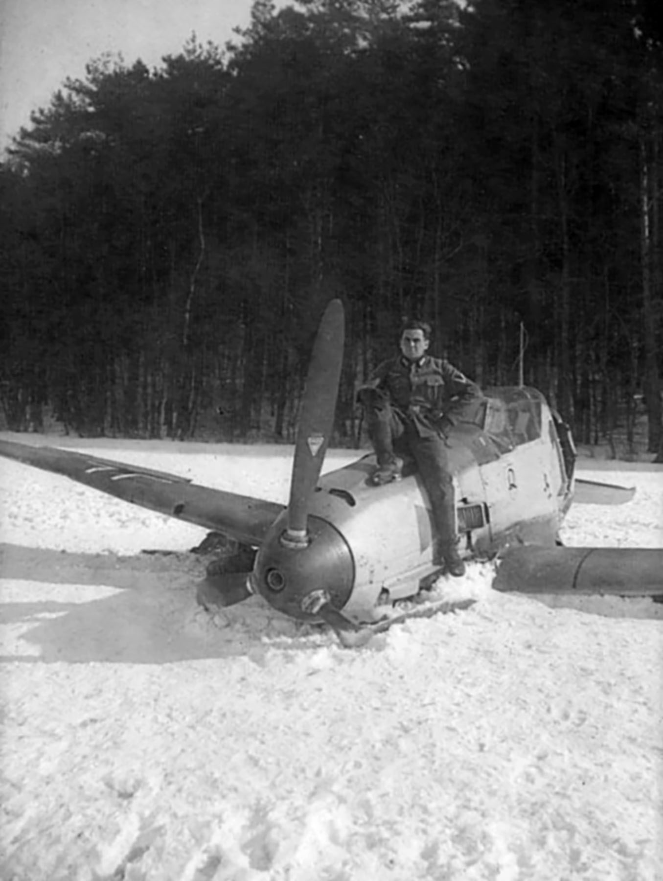 Messerschmitt Bf 109E1 3.JG2 Yellow 10 force landed France 1940 03