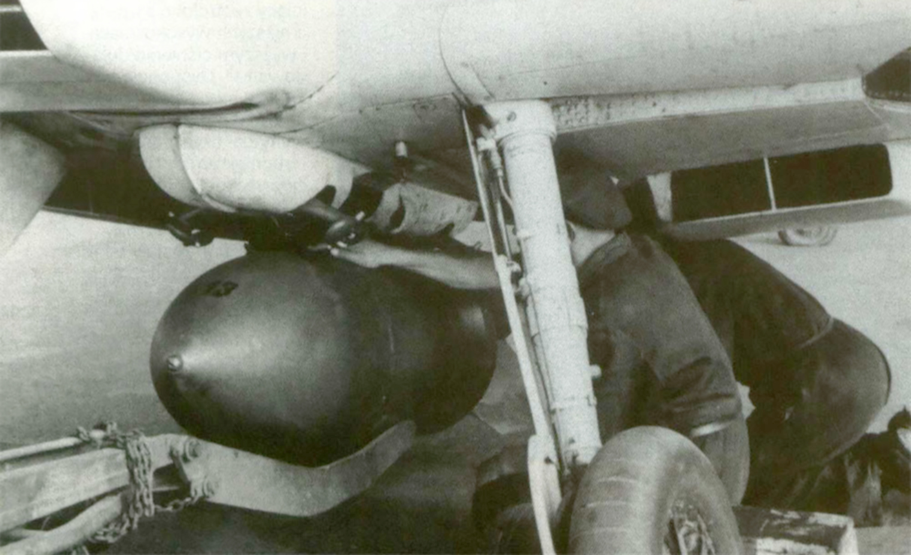 Messerschmitt Bf 109E3B 3.JG26 armorers France 1940 01