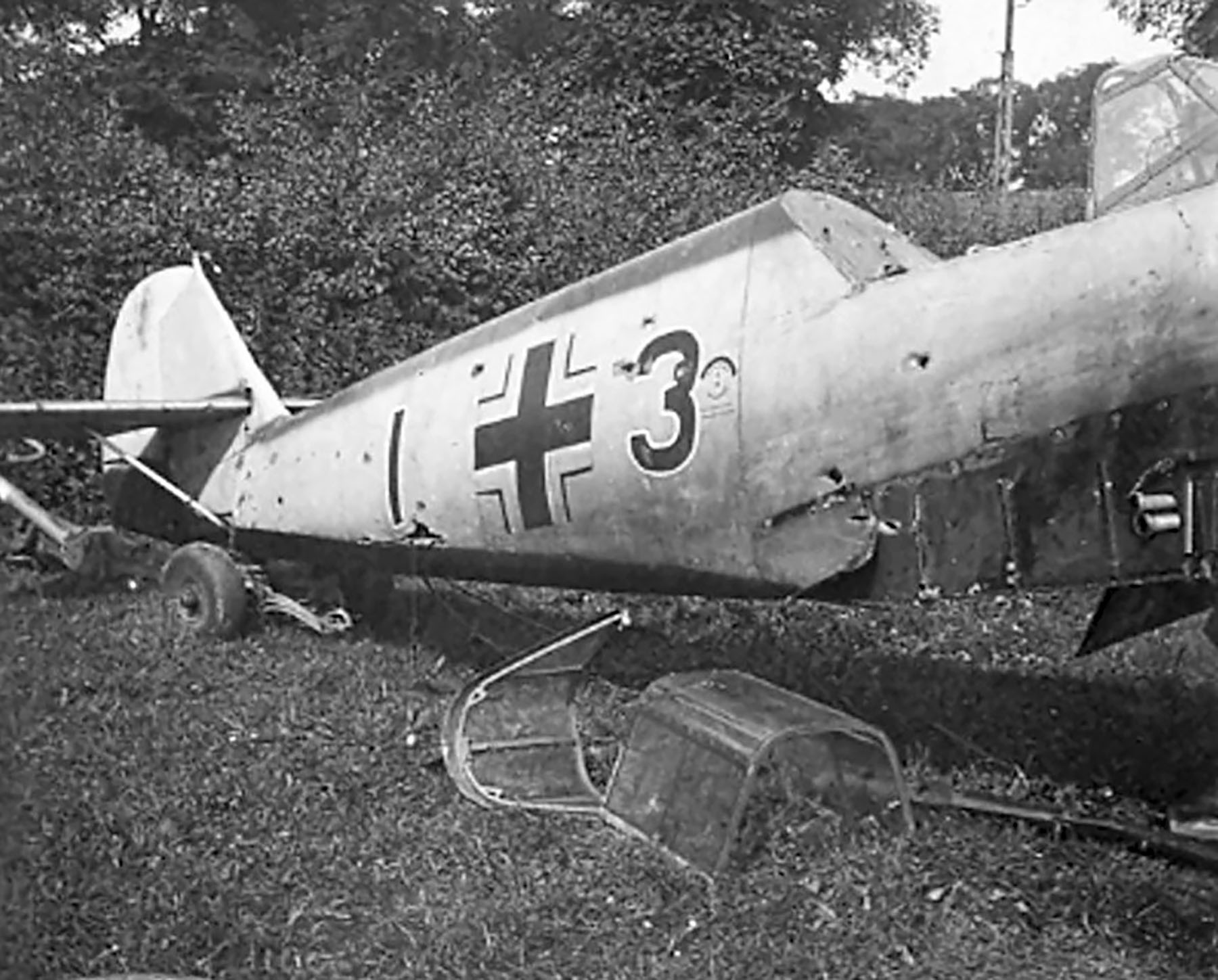Messerschmitt Bf 109E3 8.JG26 Black 3 salvaged after combat France 1940 01