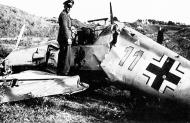 Asisbiz Messerschmitt Bf 109E1 9.JG26 Yellow 11 Artur Beese crash landed near Calais 24th Aug 1940 01