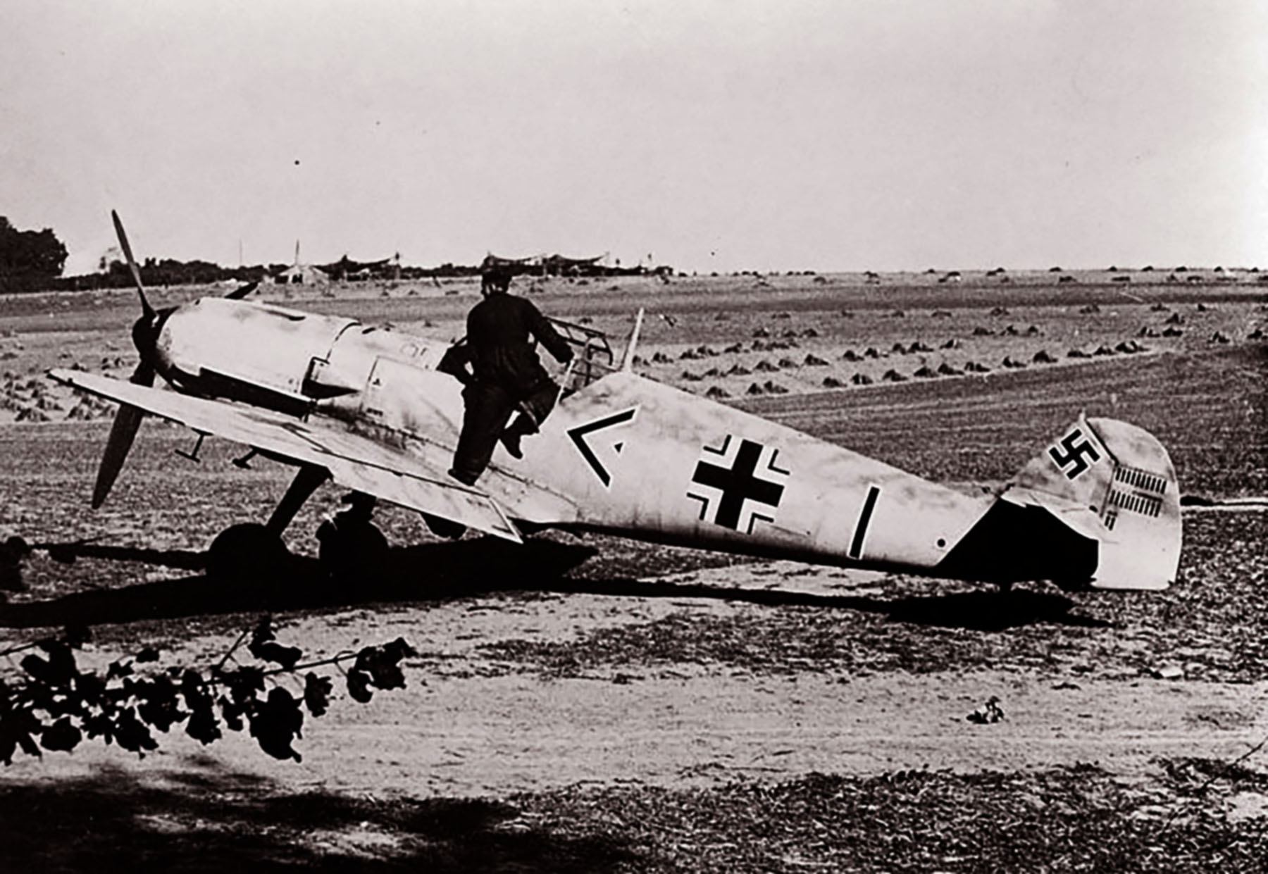 2X TF-51D Mustang "Crazy Horse 1&2" Tamiya 1/48èmes Messerschmitt-Bf-109E3-Stab-III.JG26-Adolf-Galland-France-Aug-1940-02