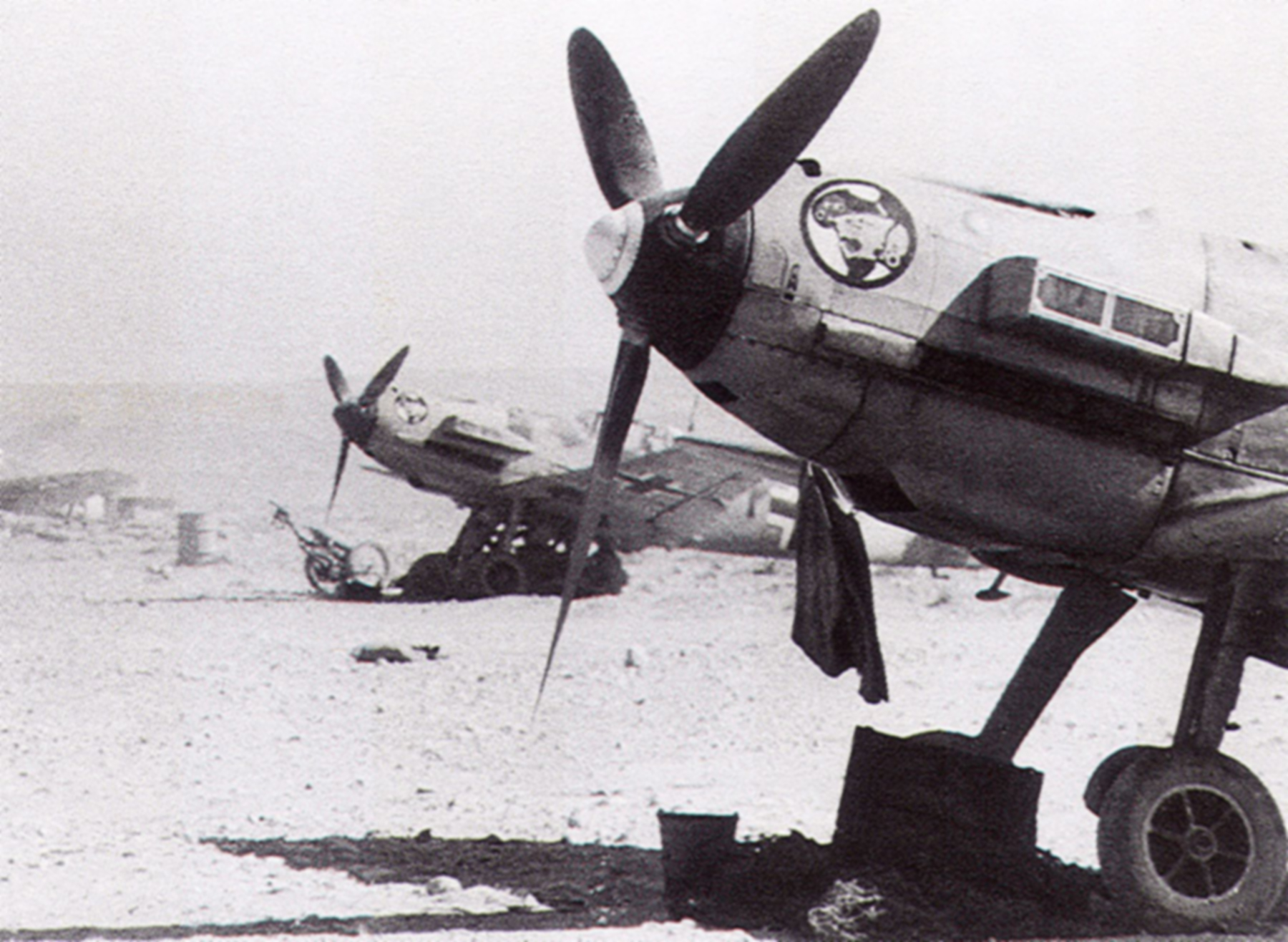 Messerschmitt Bf 109E7Trop 1.JG27 White 1 Wolfgang Redlich getting mission ready Libya 1941 04