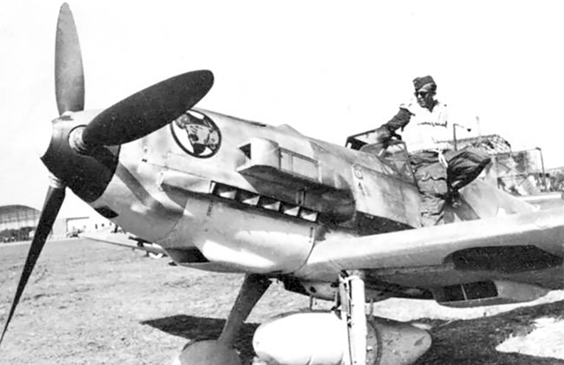 Messerschmitt Bf 109E7Trop 1.JG27 White 10 Hans Sippel in transit Sicily to North Africa 1941 01