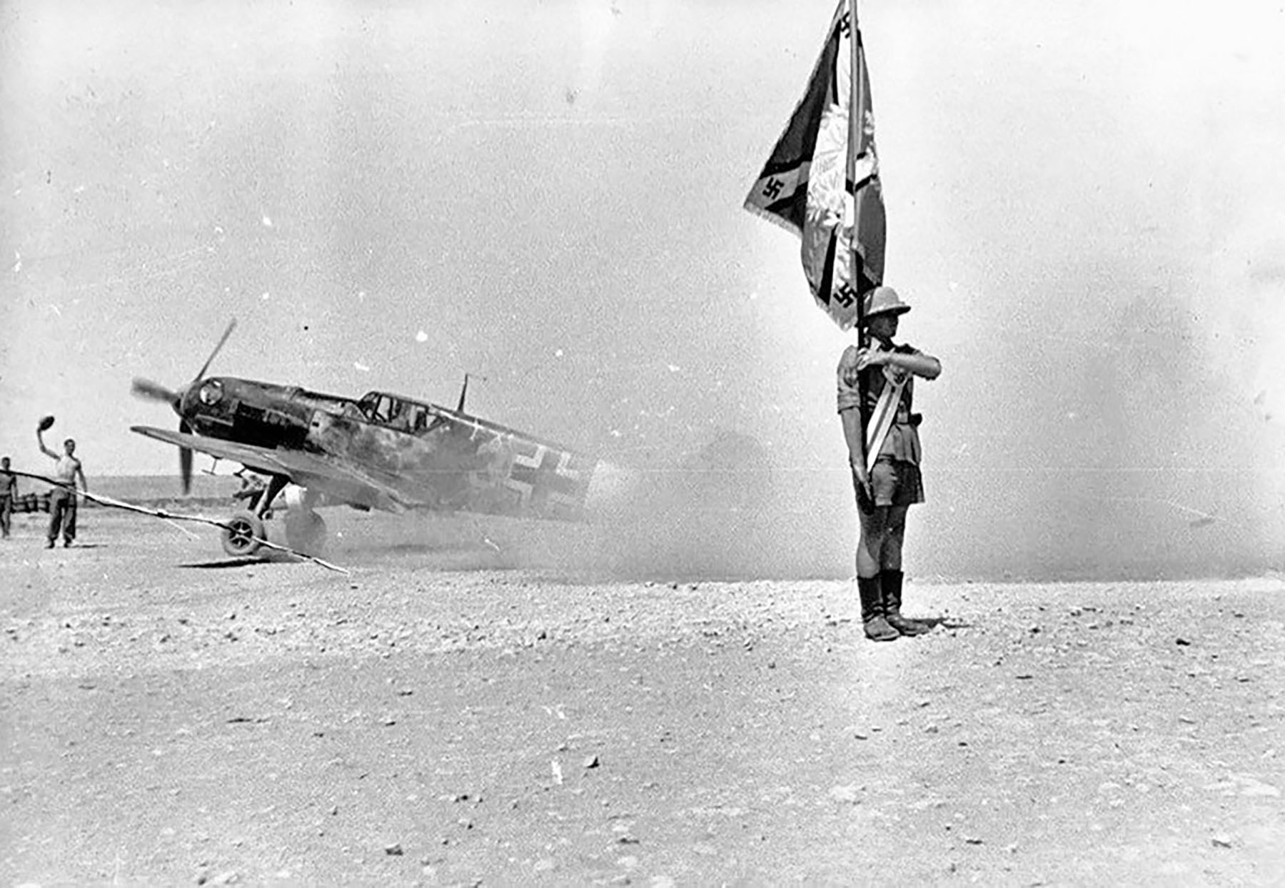 Messerschmitt Bf 109E7Trop 3.JG27 Yellow 3 taxing Libya 1941 01