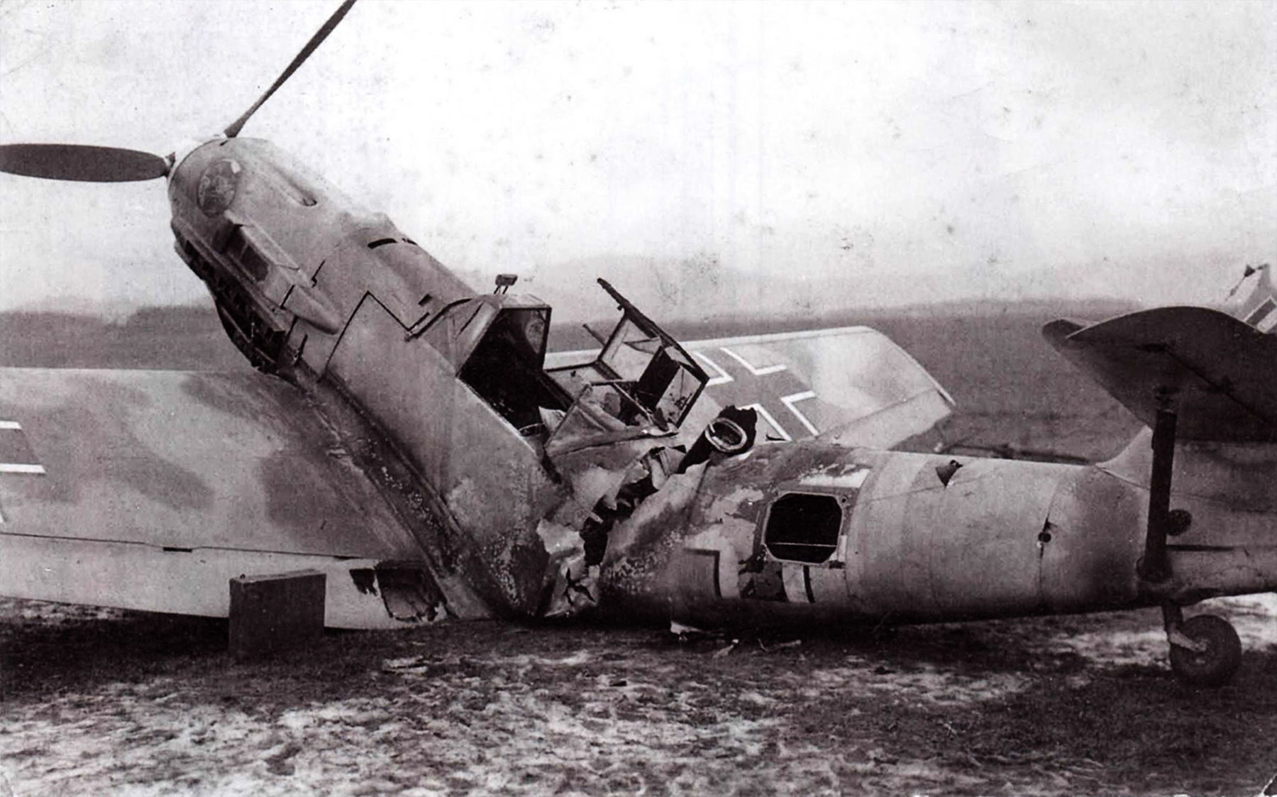 Messerschmitt-Bf-109E7Trop-I.JG27-WNr-1586-destroyed-by-fire-6th-Apr-1941-Avions-190-P19.jpg