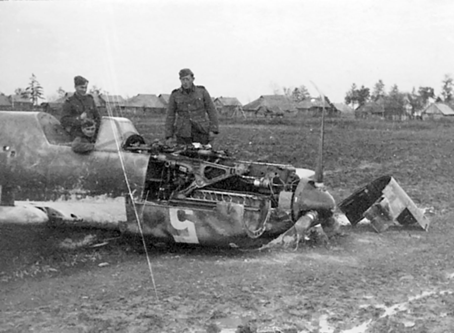 Messerschmitt Bf 109E7 7.JG27 White 5 force landed Staraya Russia 1941 eBay 05