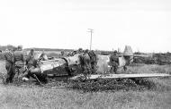 Asisbiz Ostfront Messerschmitt Bf 109E7B 8.JG27 Black 12 with yellow band belly landed Minsk Belarus Russia Aug 1941 04