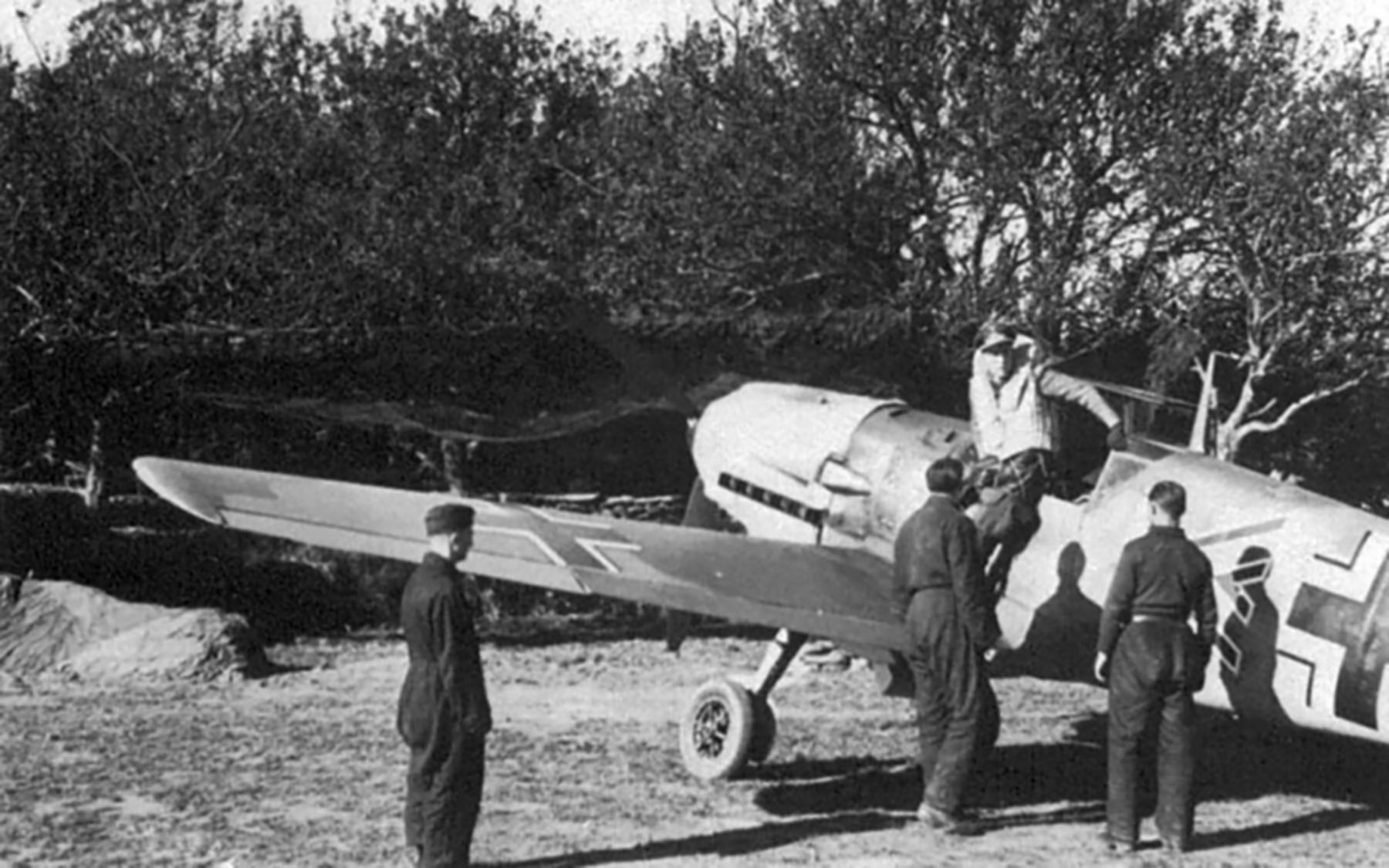 Messerschmitt Bf 109E7 Stab II.JG27 Wolfgang Lippert WNr 4148 Greece Apr 1941 01