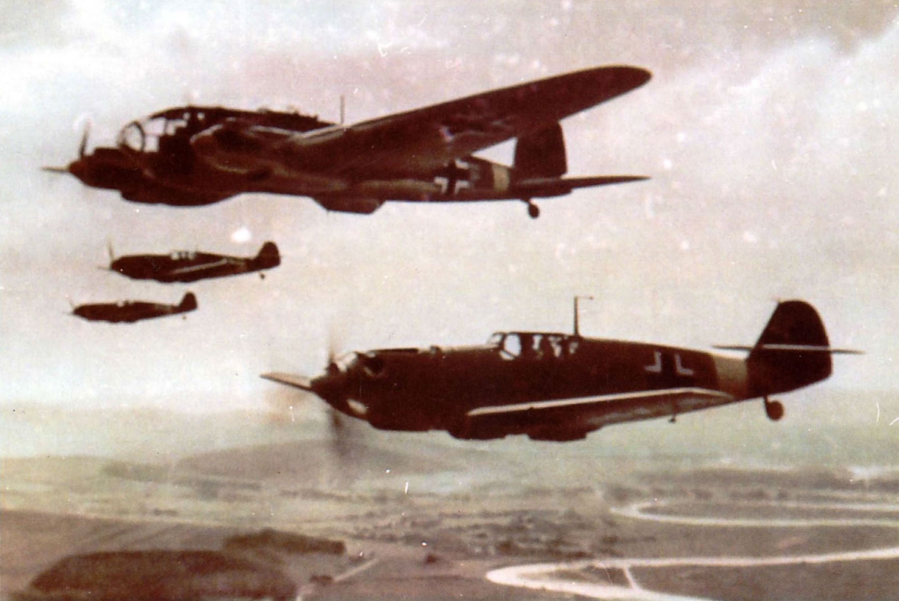 Messerschmitt Bf 109E7 I.JG27 escorting a Heinkel He 111 over Russia early Barbarossa Avions 190 P24