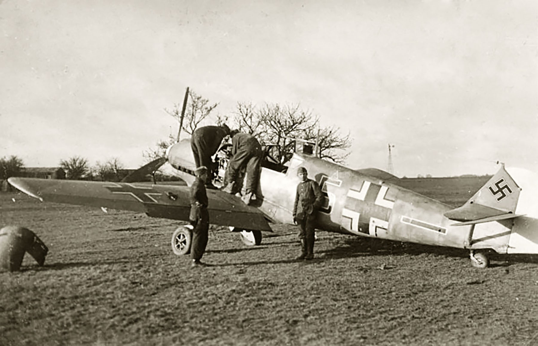 Messerschmitt Bf 109E1 10.ErgGrJG3 Black 5 great profile view Brombos France 1941 02