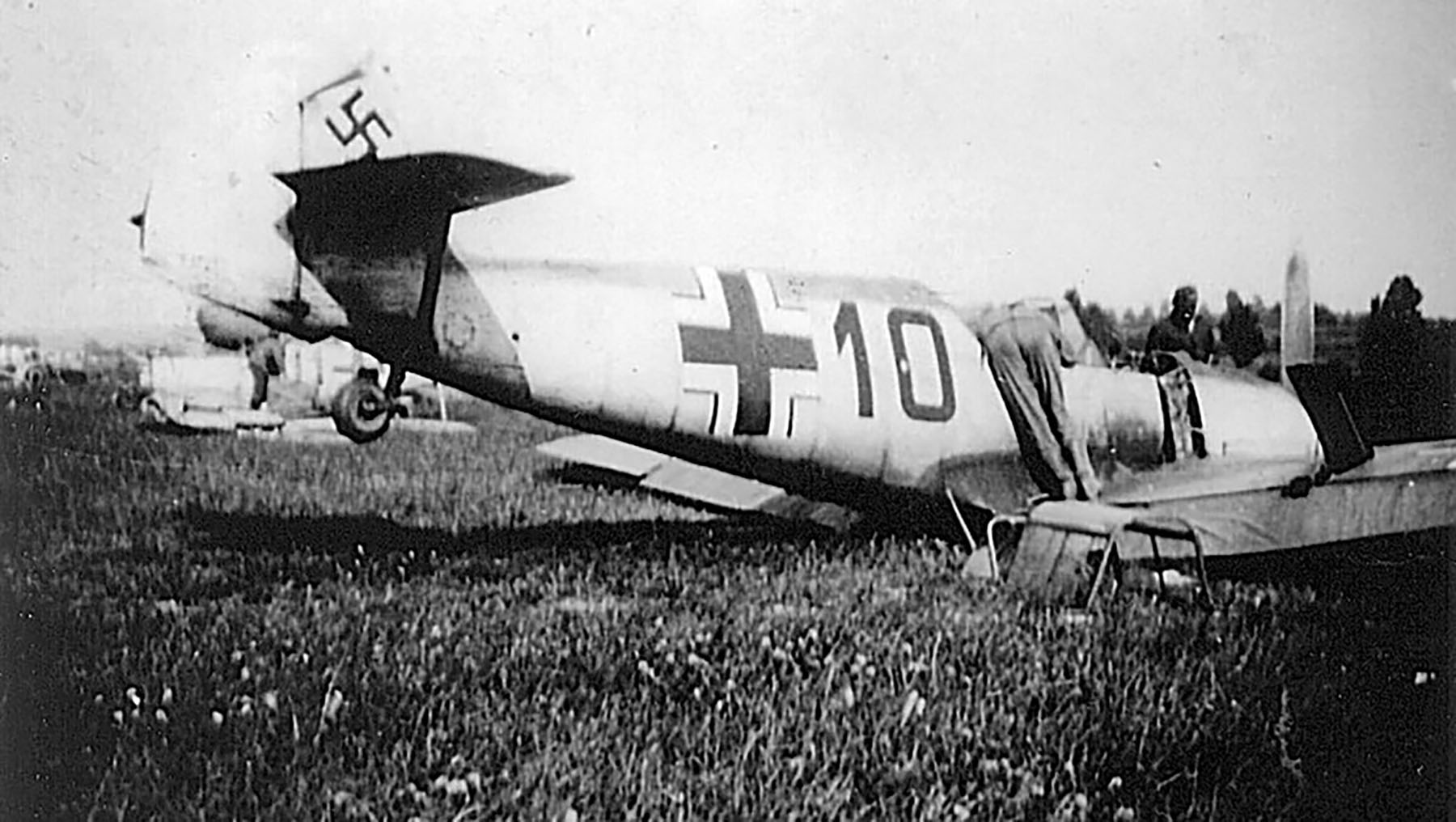 Messerschmitt Bf 109E1 2.JG3 Red 10 Philippeville France May 1940 02