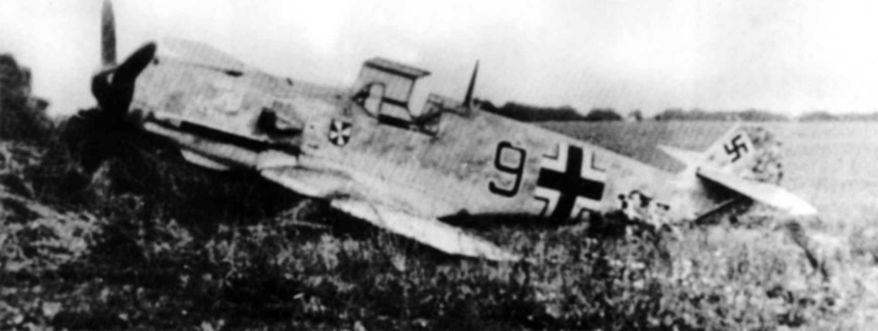 Messerschmitt Bf 109E3 5.JG3 Black 9 Heinzeller emergency landing France 1940 01
