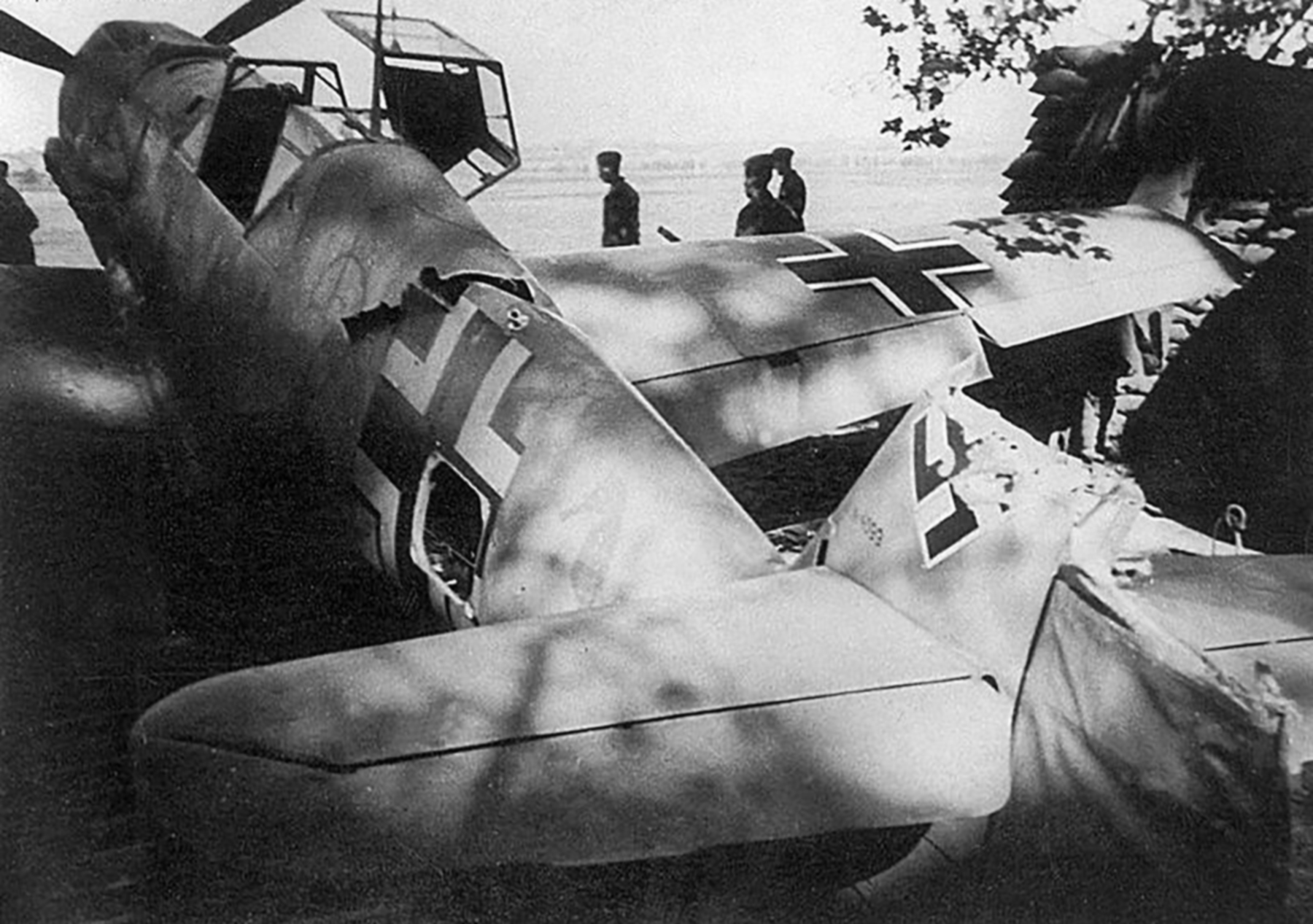 Messerschmitt Bf 109E4B 9.JG3 Yellow 2 damaged over London with another aircraft 1940 01