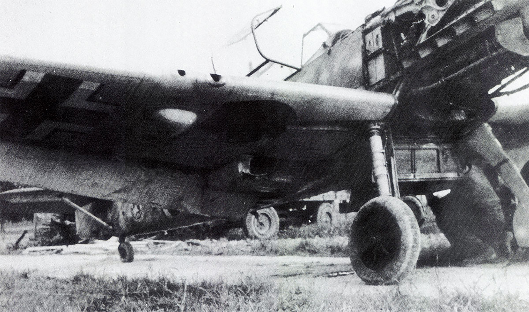 Messerschmitt Bf 109E1 II.JG51 under repair Desvre France Sep 1940 01