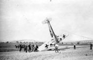 Asisbiz Messerschmitt Bf 109E1 5.JG54 Red 2 being salvaged after a force landing 1940 02