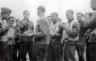 Asisbiz Aircrew Luftwaffe pilots II Gruppe JG52 feeding on french grapes France summer 1940 01