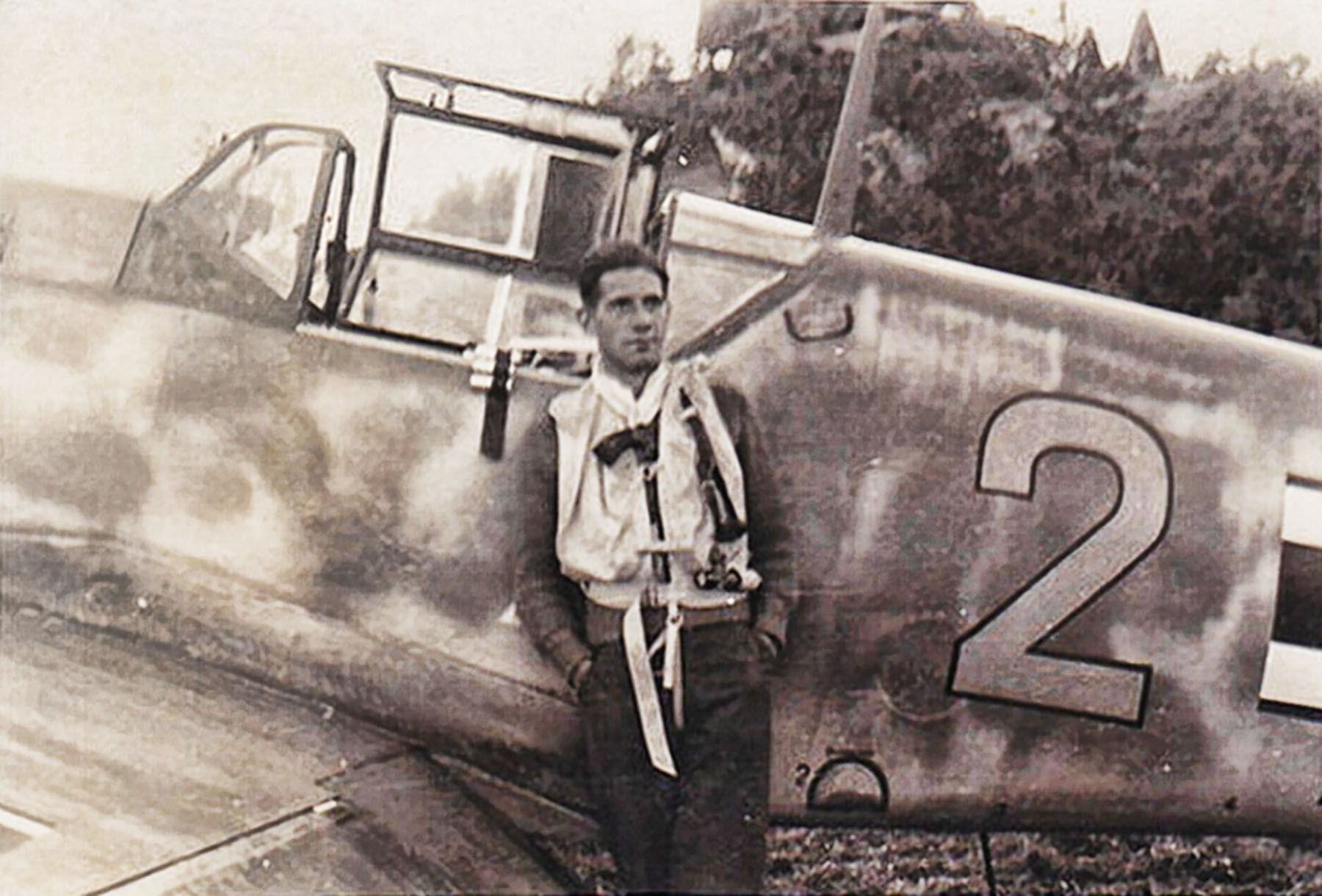 Messerschmitt Bf 109E4 6.JG53 Yellow 2 pilot unknown France late 1940 01