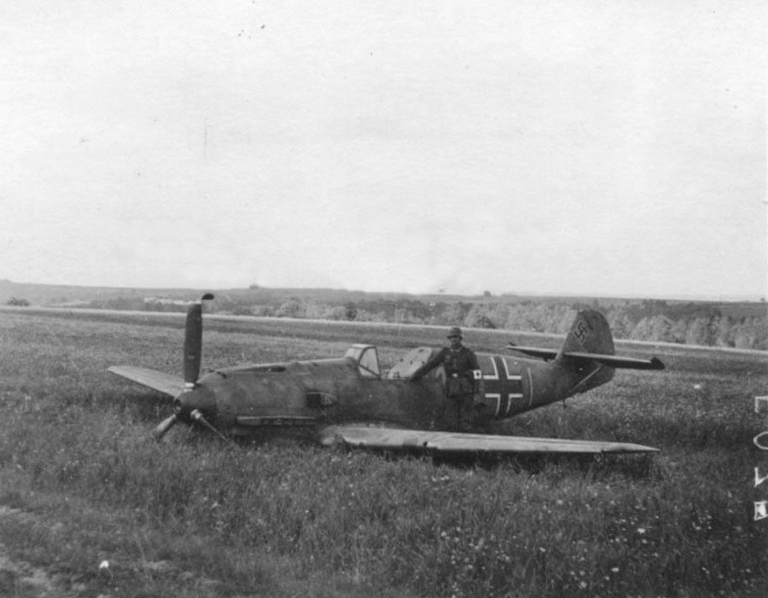Messerschmitt Bf 109E 9.JG53 Yellow 1x belly landed unknown location eBay 01
