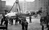 Asisbiz Messerschmitt Bf 109E4 7.JG53 White 5 Hans Georg Schulte WNr 1506 being put on display Manston Sep 1940 03