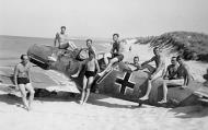 Asisbiz Messerschmitt Bf 109E1 2.JG54 Red 7 Helmut Ruschen WNr 6137 forced landed on a French beach 25th Aug 1940 02