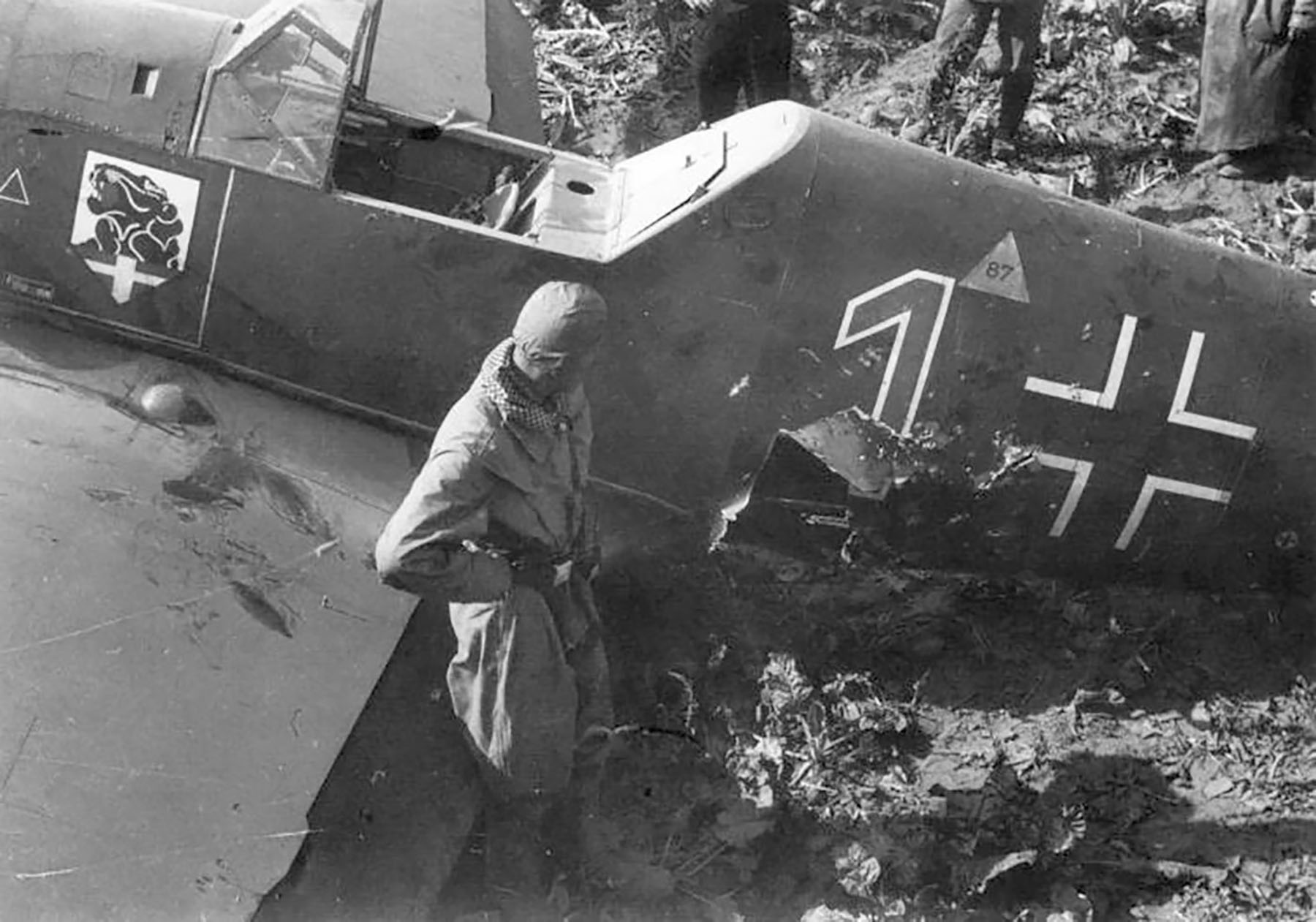 Сбитые немецкие летчики. Подбитый Мессершмитт. Горящий bf 109. Сбитый немецский самолёт м. Сбитый Мессершмитт-109 фото.