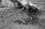 Asisbiz Messerschmitt Bf 109E4 8.JG77 Black 7 being salvaged Balkans 1941 eBay 04