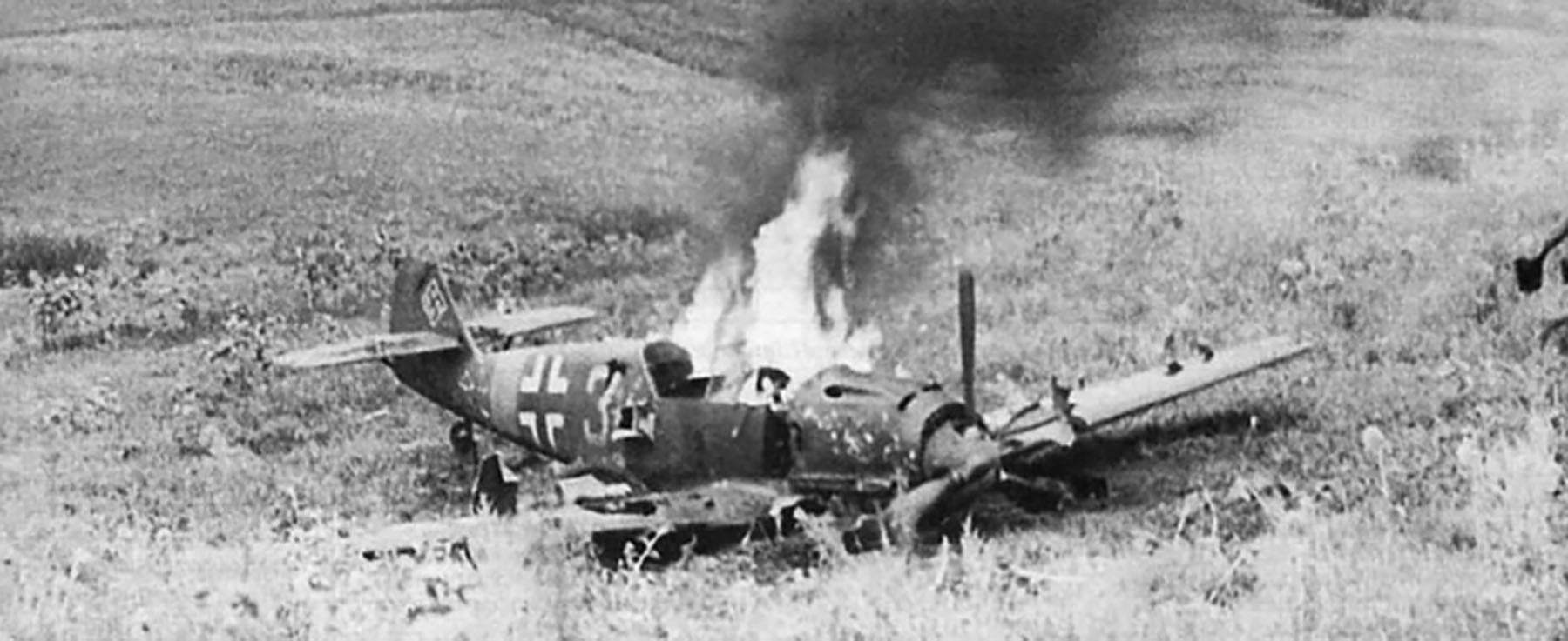 Messerschmitt-Bf-109E4B-6.JG77-Yellow-3-WNr-6429-Friedrich-Wempe-crash-landed-Domnitza-25th-July-1941-03.jpg