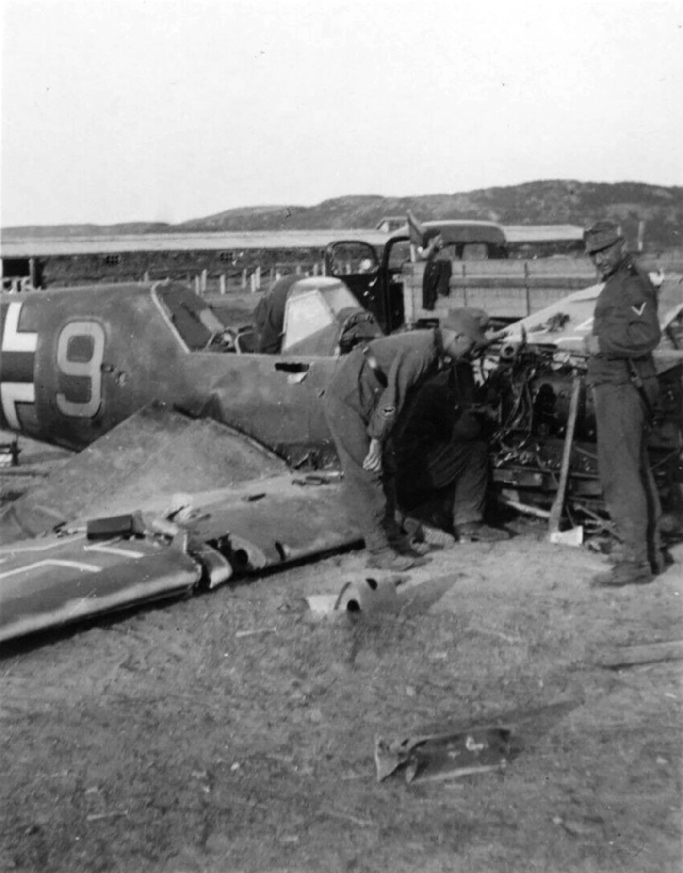 Bf 109E 1.JG77 Yellow 9 used by Hugo Dahmer belly landed Titowka btw 24th n 30th Jul 1941 01
