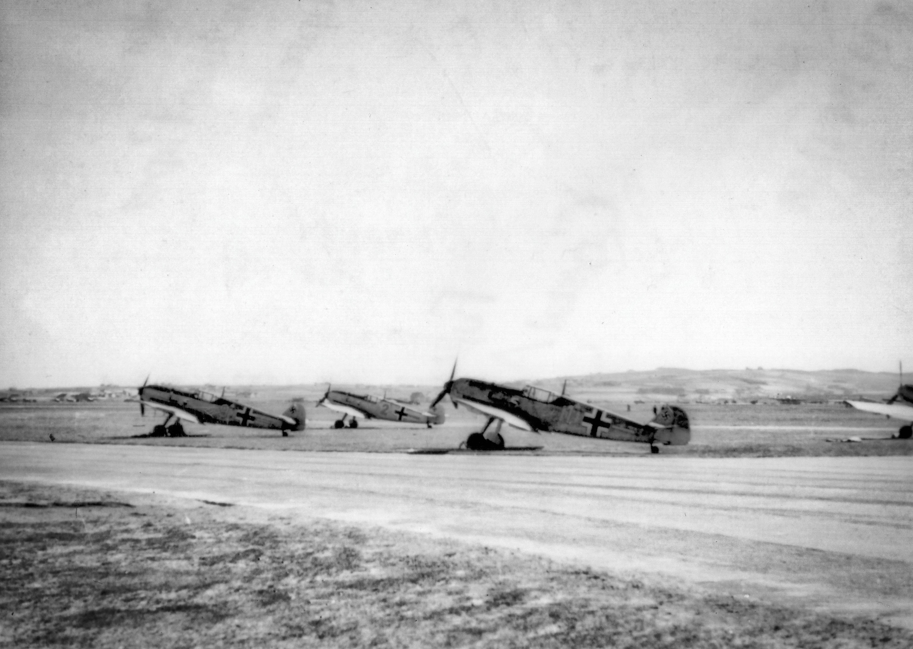 Messerschmitt Bf 109E 6.JG77 Yellow 1 with 9and 2 ready for dispersal eBay 01