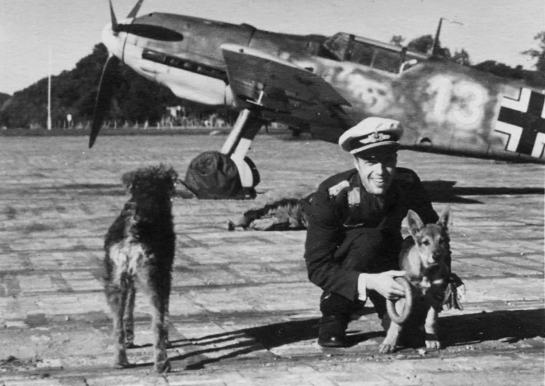 Messerschmitt Bf 109E1 4.JG77 White 13 Helmut Henz Norway Jun 1940 03