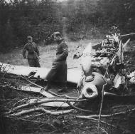 Asisbiz Messerschmitt Bf 109E4B 2.(S)LG2 Triangle White F force landed being inspected by ground crew 1941 02