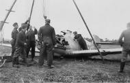 Asisbiz Messerschmitt Bf 109E4B 6.(S)LG2 Triangle H being salvaged Vitbesk July 1941 02