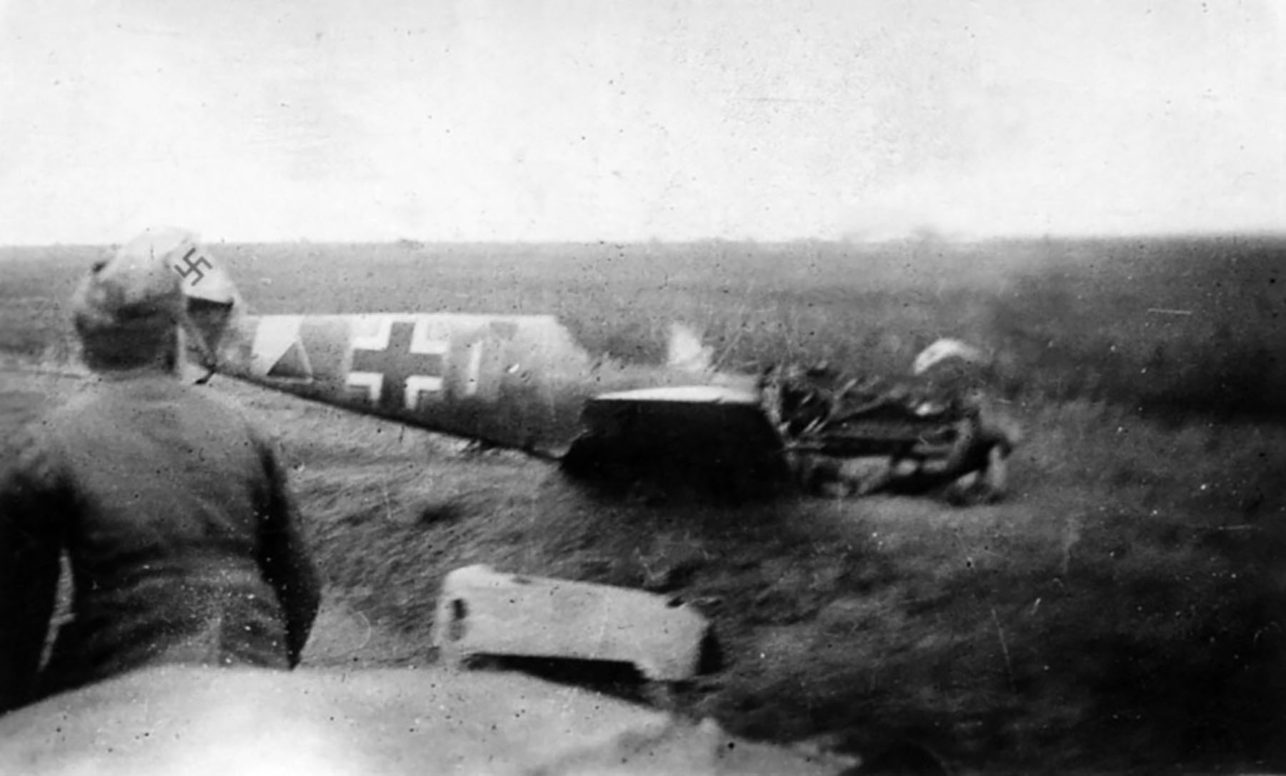 Messerschmitt Bf 109E4B 4.SchG1 White I Triangle force landed Russia 1941 01