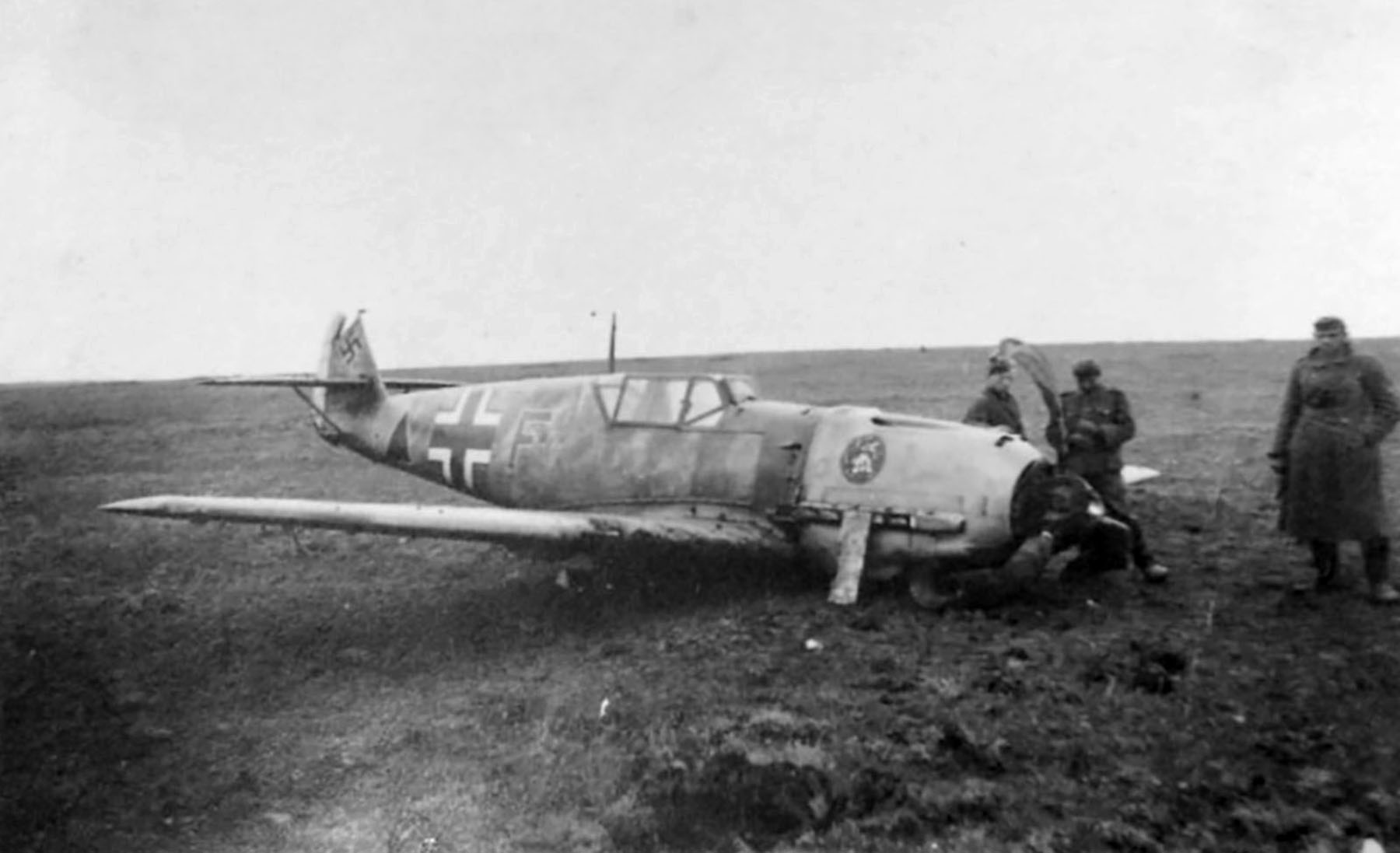 Messerschmitt Bf 109E7B 5.SchG1 Blue F Triangle force landed Russia 1942 02