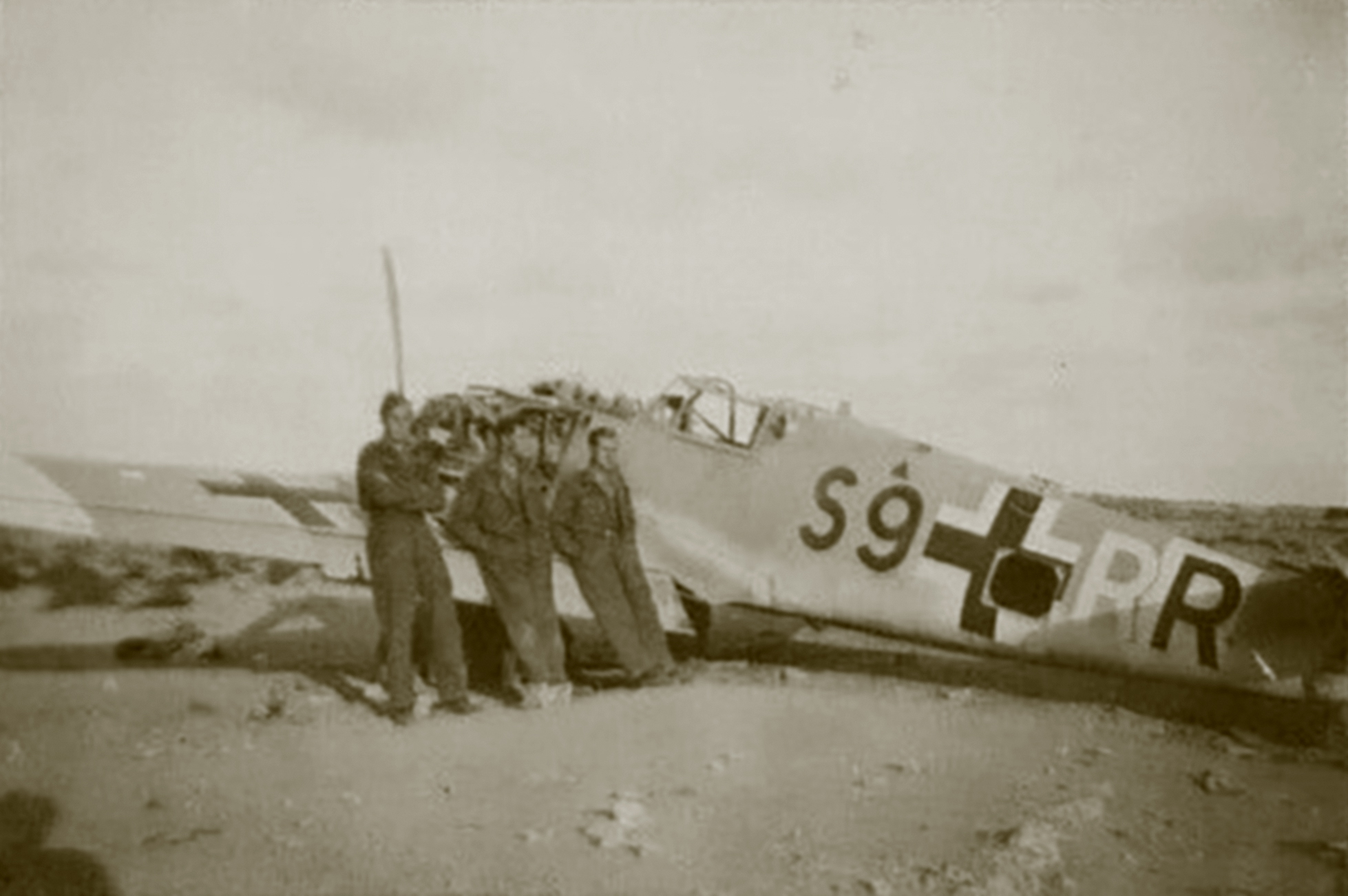 Messerschmitt Bf 109E7BTrop 7.ZG1 S9+RR abandoned Libya 1942 01