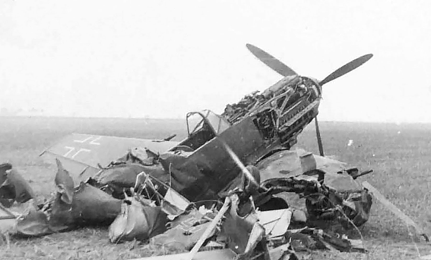 Messerschmitt-Bf-109E3-5.ZG1-Red-1-destroyed-Poland-Sep-1939-01.jpg