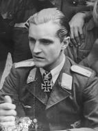 Asisbiz Aircrew Luftwaffe legend JG27 Hans Joachim Marseille 02