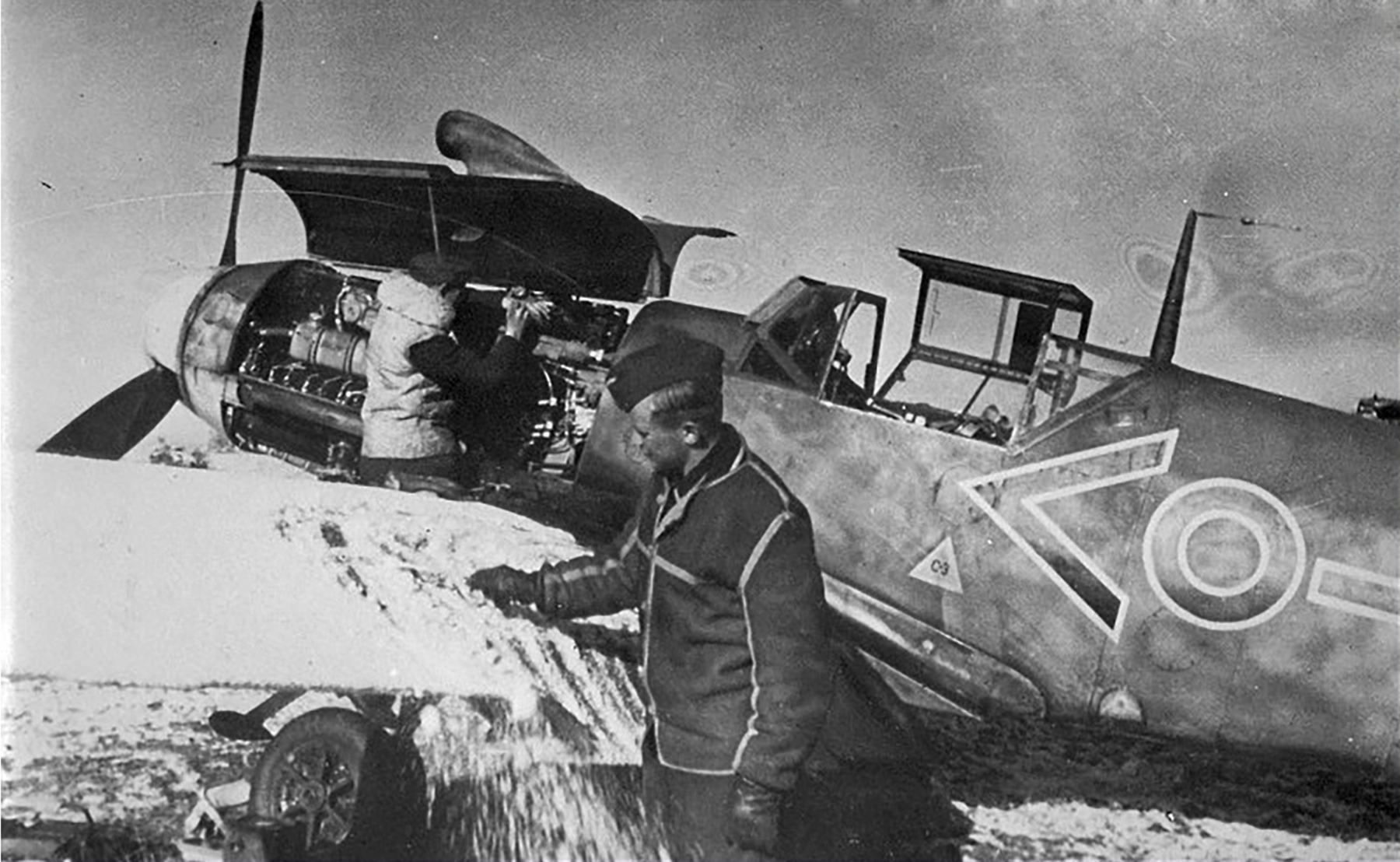 Messerschmitt Bf 109F4 Stab JG51 Chevron circle line Vyazma Russia 1941 01