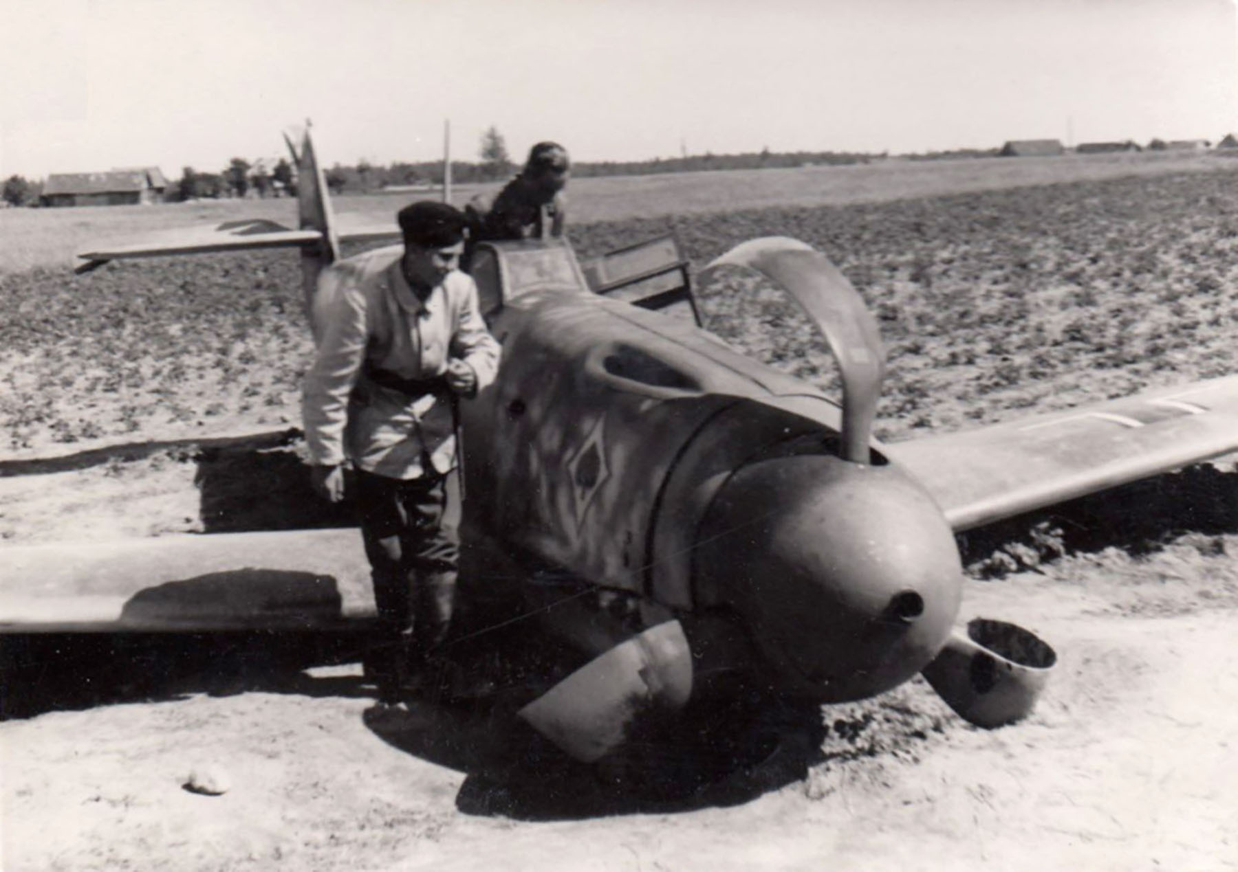 Force landed Messerschmitt Bf 109F2 from JG53 being inspected by soviet troops 01