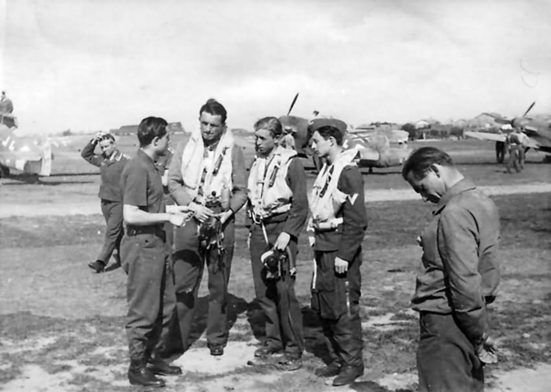 Aircrew Luftwaffe pilots 1.JGr Ost Edwin Thiel Biarritz with some very young pilots 1943 01