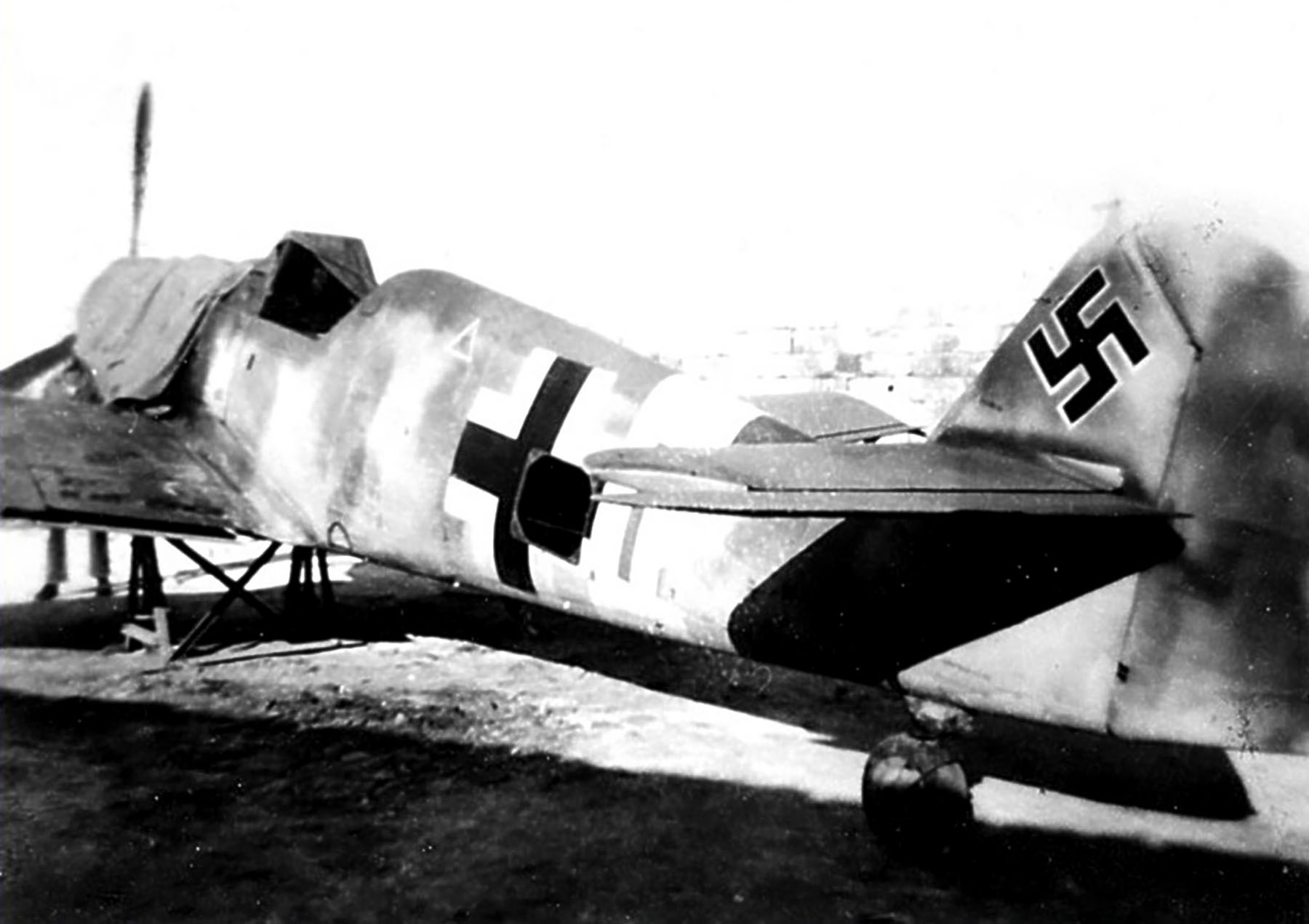 Messerschmitt Bf 109G6Trop 7.JG27 Gunther Hannak Stkz GP+IZ WNr 18046 force landed Malta 5th May 1943 05