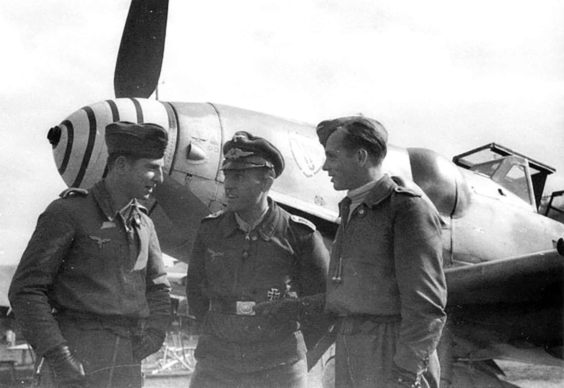 Aircrew Luftwaffe JG3 pilots stand in front of Bf 109G6 01