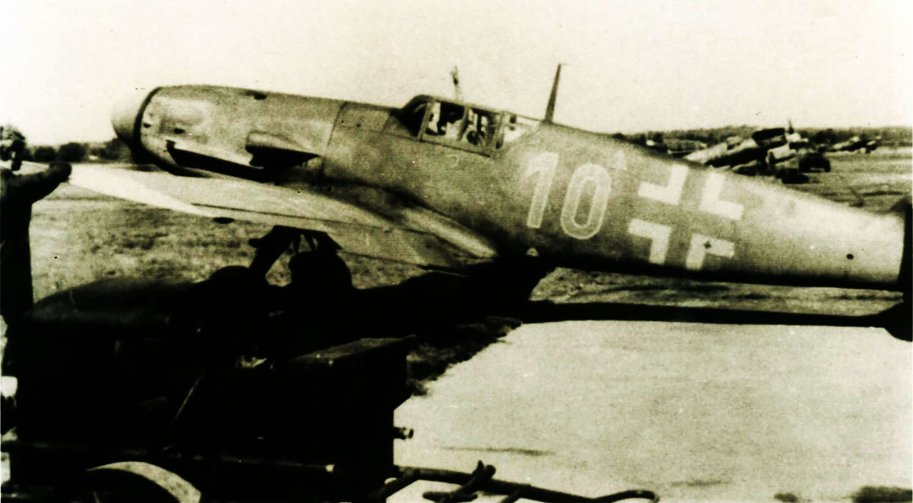 Messerschmitt Bf 109G2 9.JG5 Yellow 10 Finland 1943 01