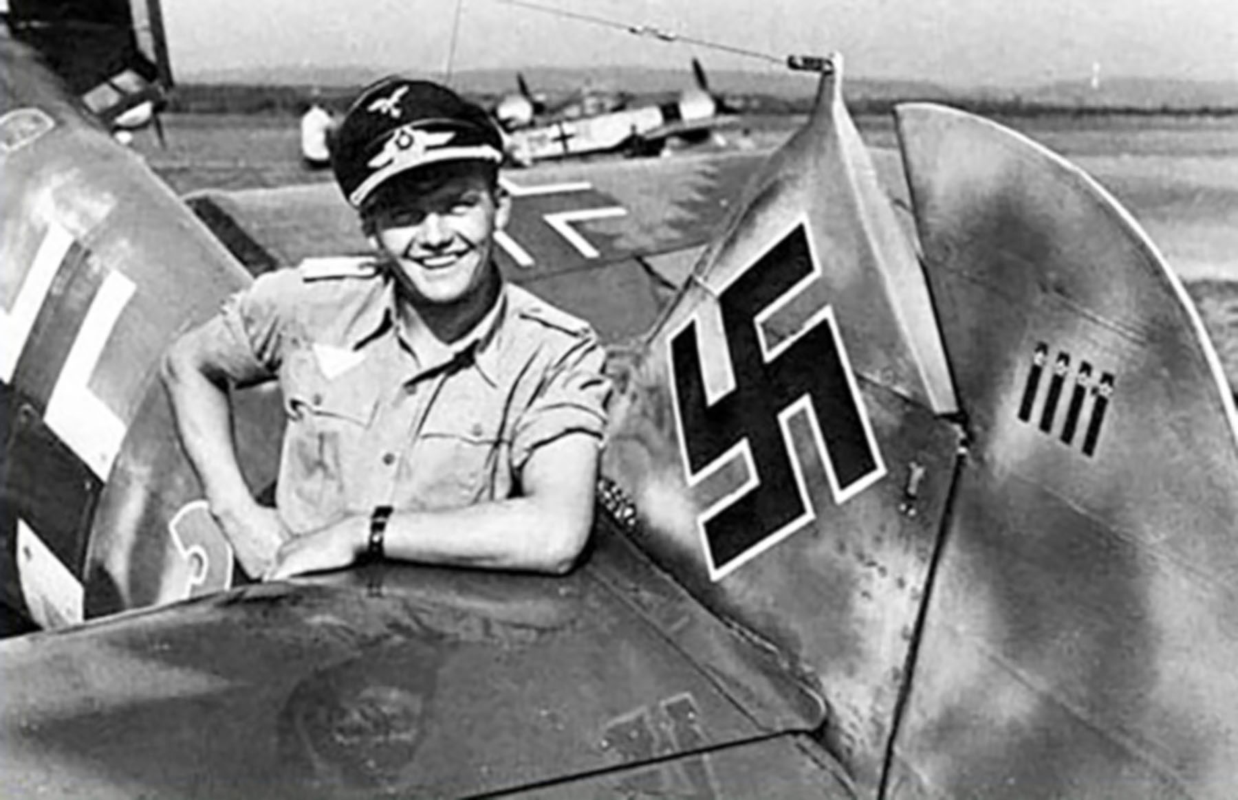 Asisbiz Messerschmitt Bf 109G6R3 Stab I.JG50 Green 3 Gottfried Weiroster  WNr 15912 Holland 1943 03